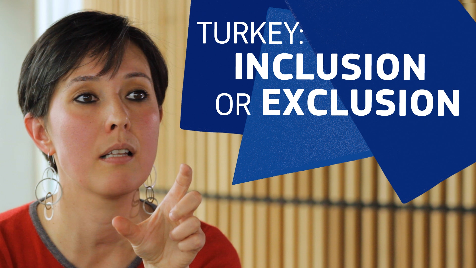 Sinem Adar mit Textüberlagerung 'Türkei: Einschluss oder Ausschluss'