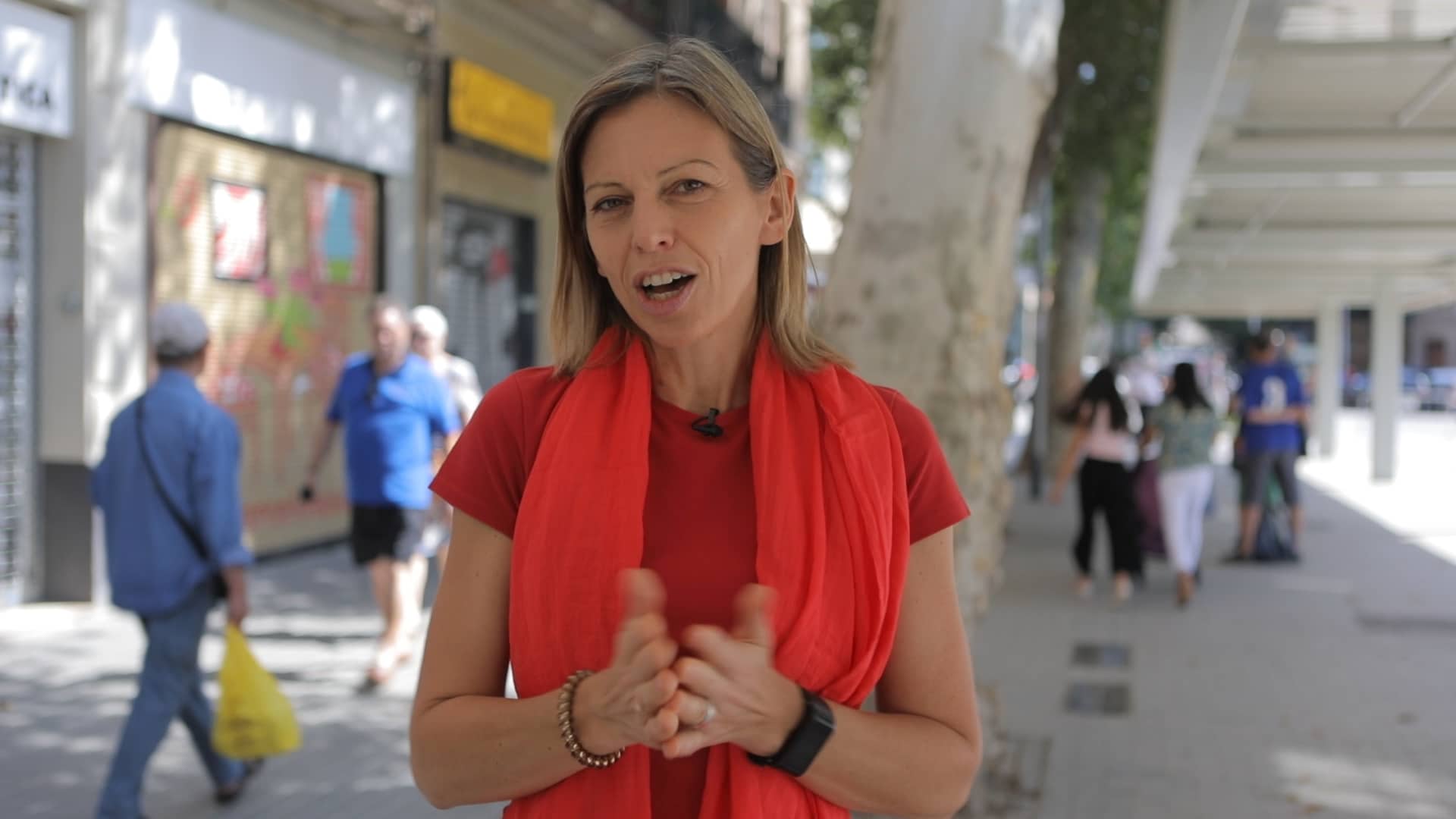 Anna Triandafyllidou spricht auf der Straße