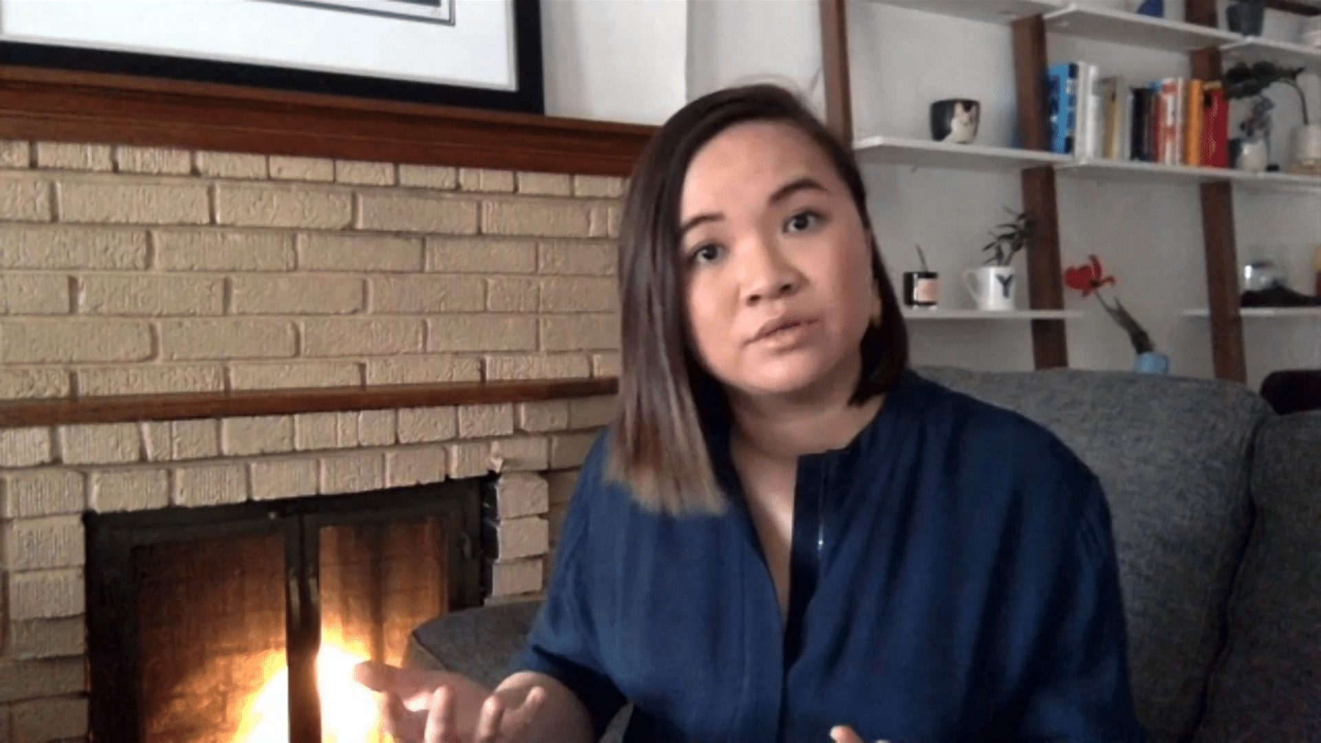 Yvonne Su spricht auf Video in einem Wohnzimmer