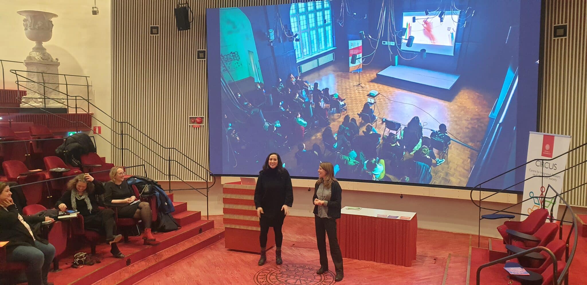 Sophia Burton und Bernadette Klausberger von Migration Matters im Humanities Theatre leiten eine Videovorführung und Diskussion für das GAPs-Projektteam an der Universität Uppsala