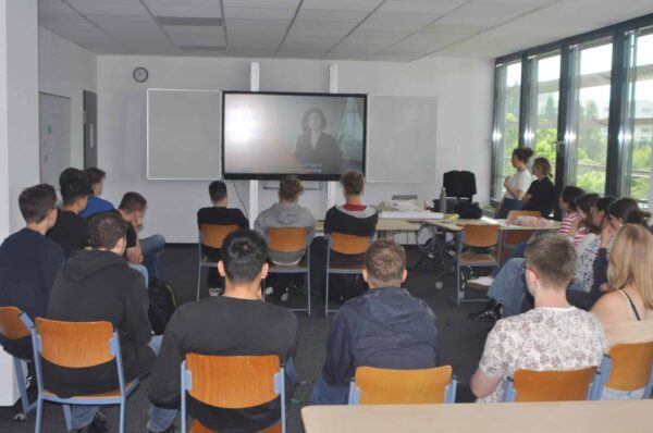 Students watch a Migration Matters video featuring Prof. Dr. Naika Foroutan at the Gymasium am Europasportpark school workshop