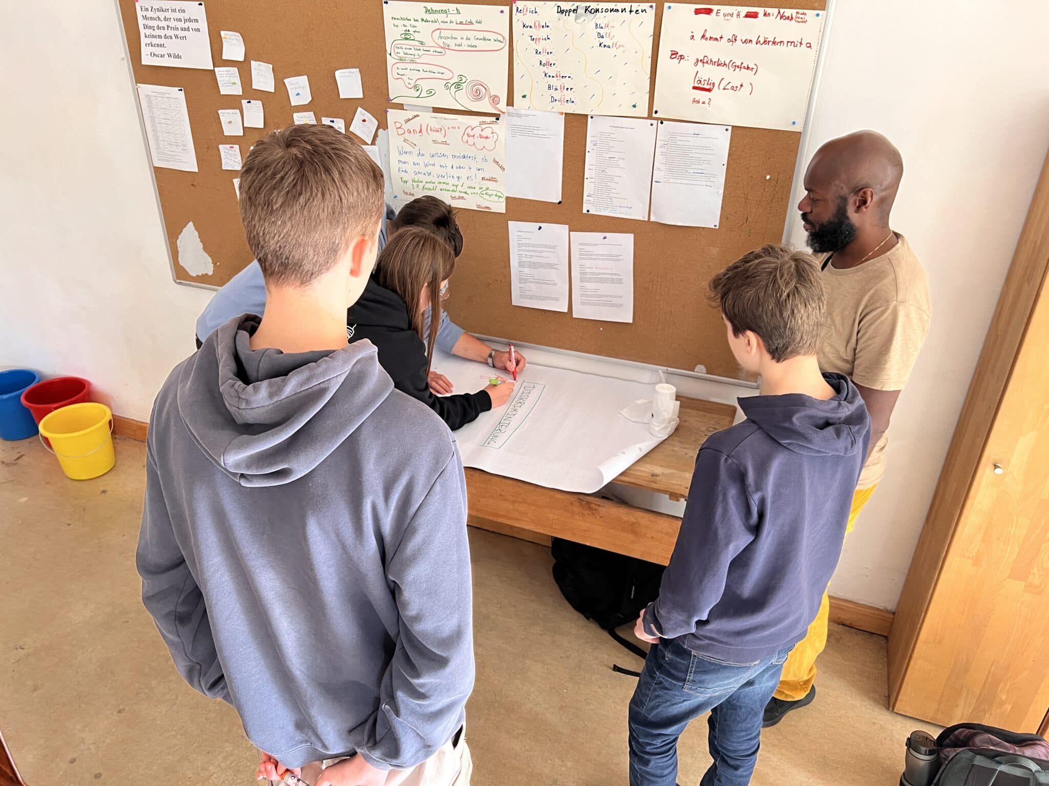 Schüler*innen der freien Waldorfschule Berlin Südost besprechen die Bedeutung von "Diskriminierung" mit ihrem Englischlehrer