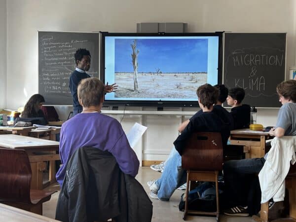 Segun zeigte ein Foto, das die Dürre dokumentiert, um zu veranschaulichen, wie sich der Klimawandel auf die Gemeinden in Nigeria auswirkt.